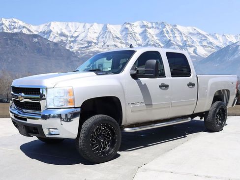 Used 2007 Chevrolet Silverado 2500 LT w/ 1LT Convenience Package AWD/4WD image 2
