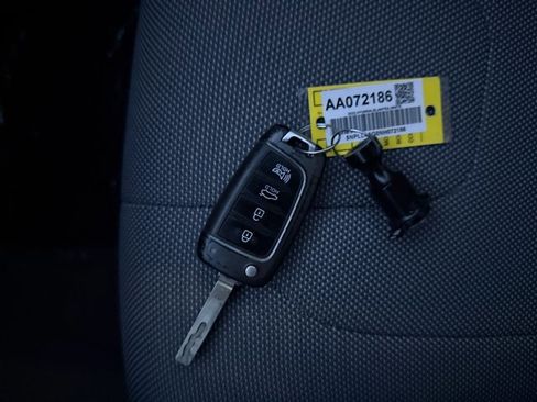 Used 2022 Hyundai Elantra SE image 17