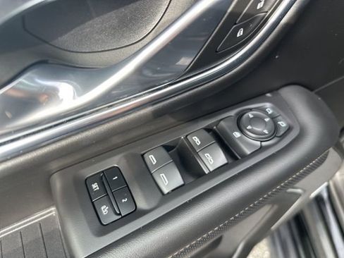 Used 2024 GMC Yukon XL SLT image 29