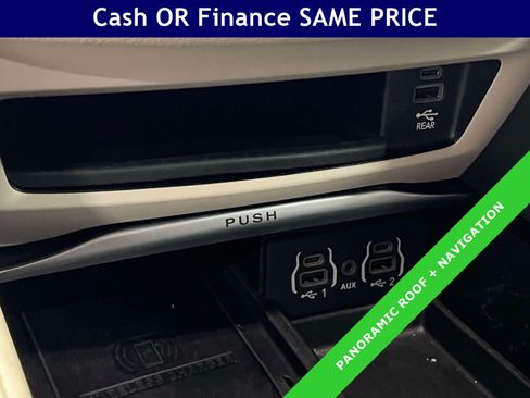 Used 2023 Chrysler Pacifica Limited w/ Uconnect Theater Family Group FWD image 25