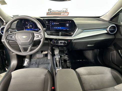 Used 2025 Chevrolet Trax LT FWD image 17