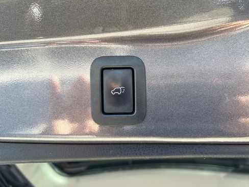 Used 2017 Toyota Highlander XLE image 11