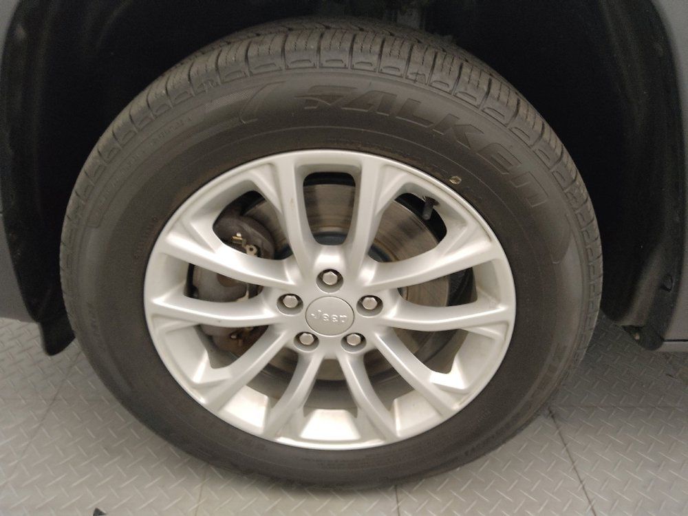 Used 2020 Jeep Cherokee Latitude w/ Cold Weather Group AWD/4WD image 31