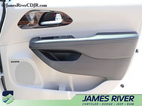 Used 2022 Chrysler Pacifica Limited FWD image 7