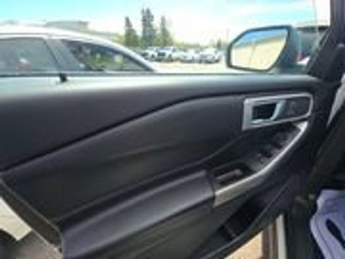 Used 2022 Ford Explorer XLT w/ Equipment Group 202A AWD/4WD image 9