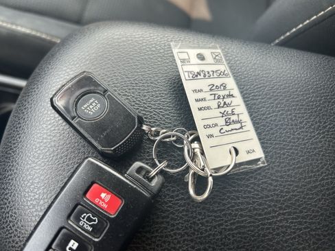 Used 2018 Toyota RAV4 XLE AWD/4WD image 34