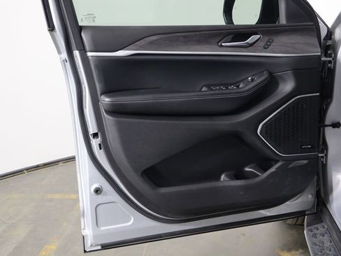 Used 2022 Jeep Grand Cherokee Limited AWD/4WD image 19