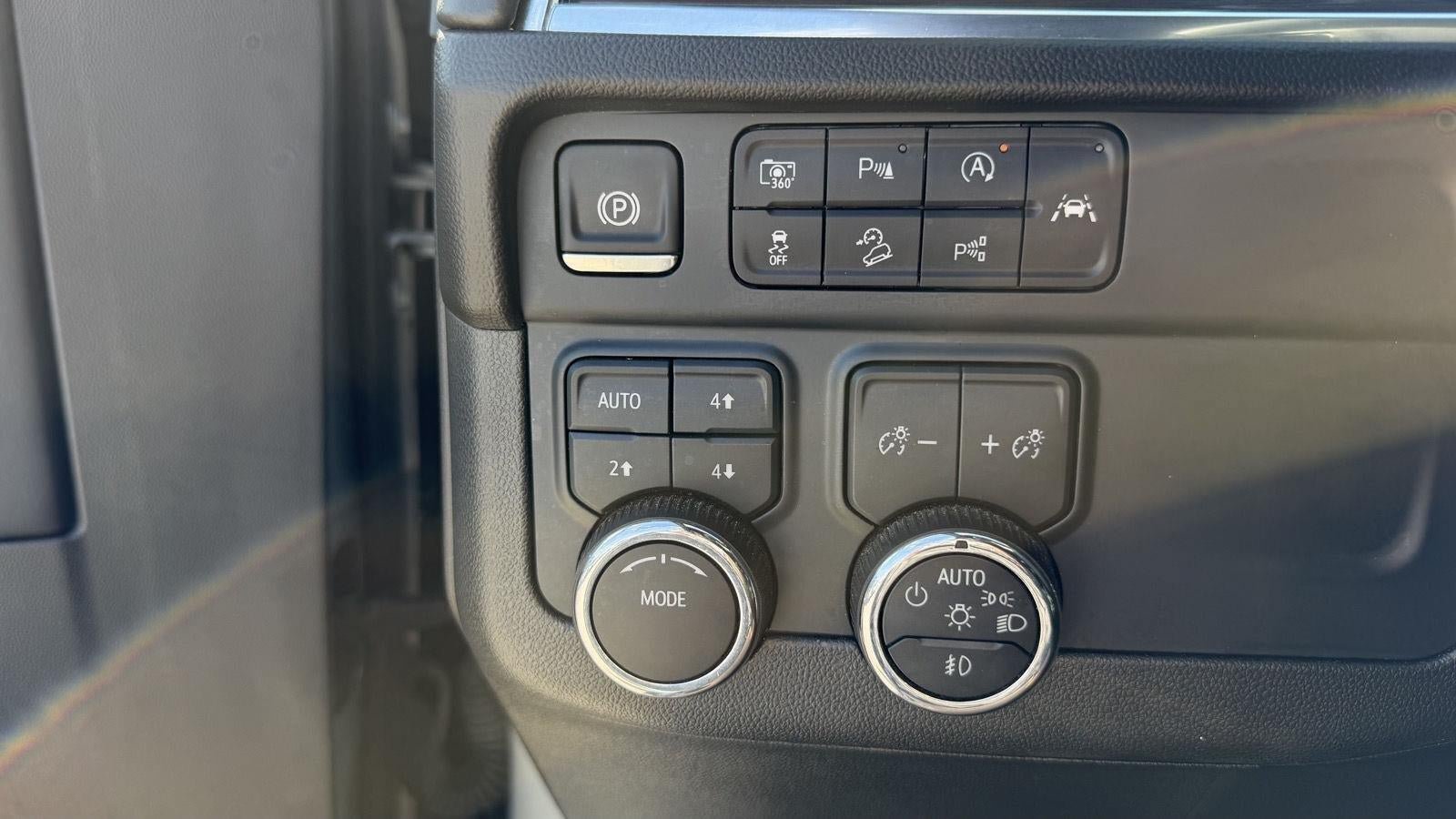 Used 2025 Chevrolet Suburban Z71 AWD/4WD image 17
