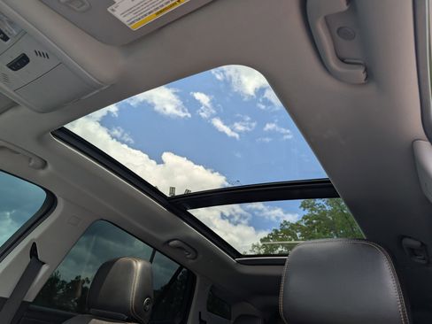 Used 2021 GMC Terrain SLT w/ Elevation Edition image 15