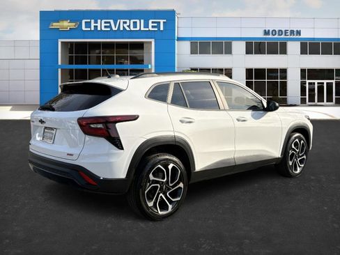 Certified 2025 Chevrolet Trax RS w/ Driver Confidence Package image 5