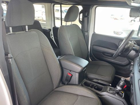 Used 2025 Jeep Wrangler Sahara image 35