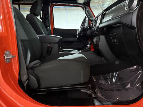 Used 2018 Jeep Wrangler Unlimited Sahara image 39