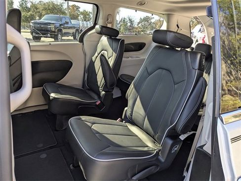 Certified 2024 Chrysler Pacifica Limited image 13