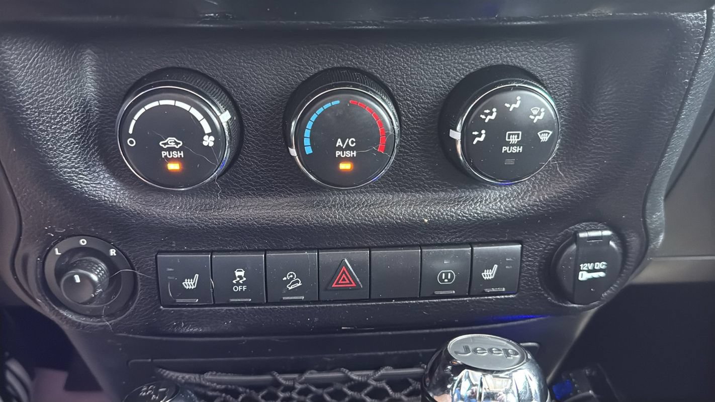 Used 2015 Jeep Wrangler Unlimited Rubicon AWD/4WD image 23
