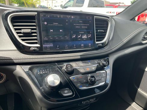 Used 2023 Chrysler Pacifica Touring FWD image 11