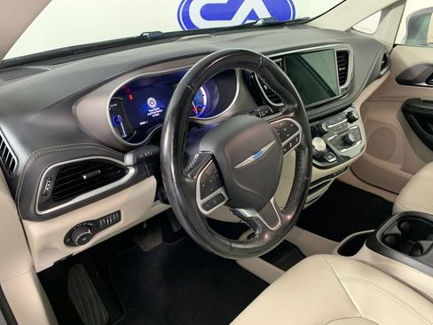 Used 2021 Chrysler Pacifica Touring-L FWD image 16