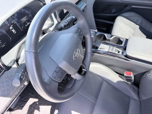 Used 2025 Toyota Camry XLE AWD/4WD image 12
