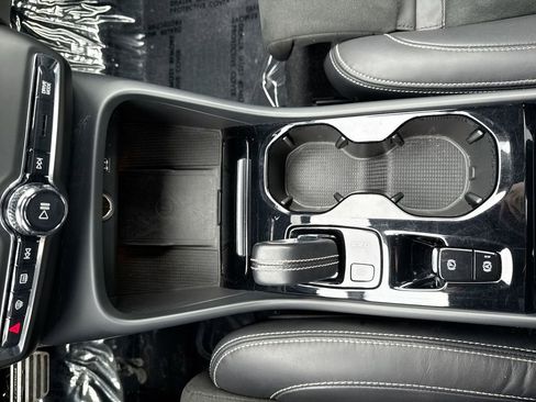 Used 2021 Volvo XC40 T5 R-Design w/ Advanced Package image 21