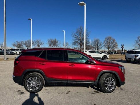 Used 2022 GMC Terrain SLT w/ Infotainment Package II image 9