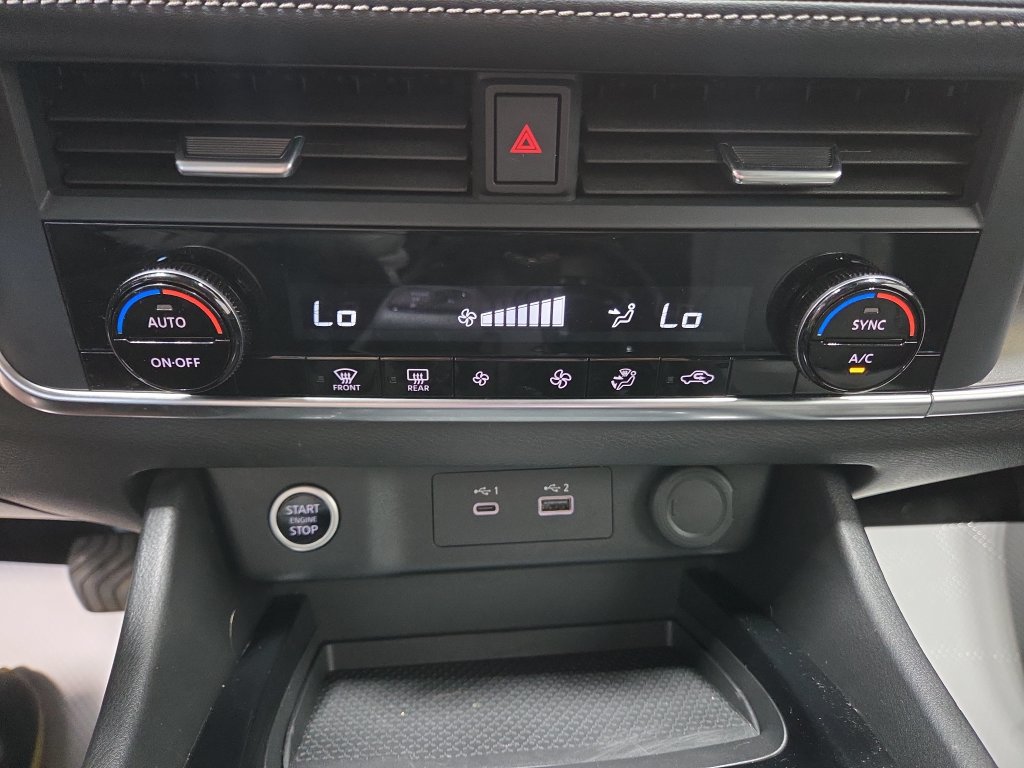 Used 2023 Nissan Rogue SV AWD/4WD image 34