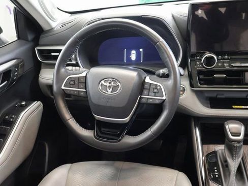 Used 2023 Toyota Highlander Platinum image 16