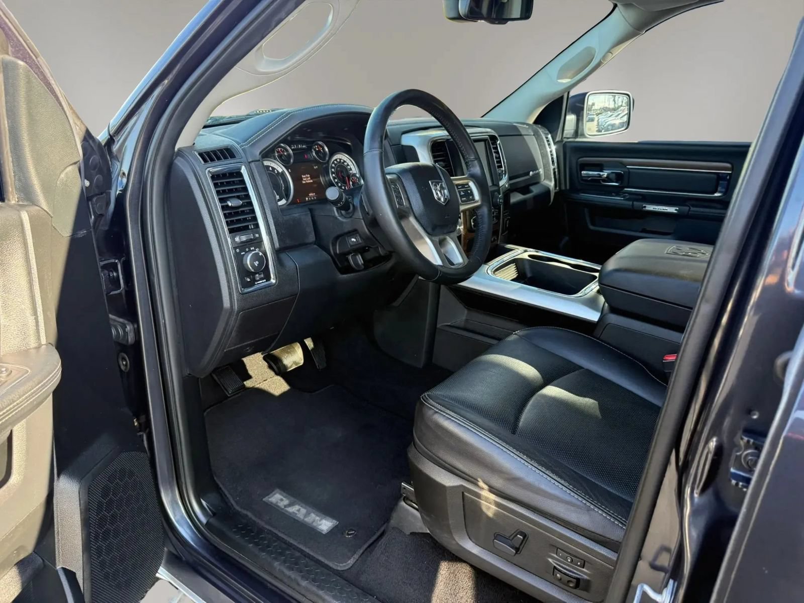 Used 2016 RAM 1500 Laramie w/ Convenience Group AWD/4WD image 13