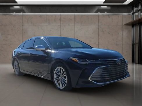 Used 2019 Toyota Avalon Limited image 2