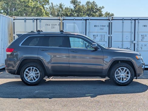 Used 2017 Jeep Grand Cherokee Laredo w/ Quick Order Package 23E AWD/4WD image 3