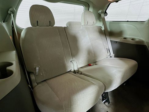 Used 2017 Toyota Sienna LE image 24