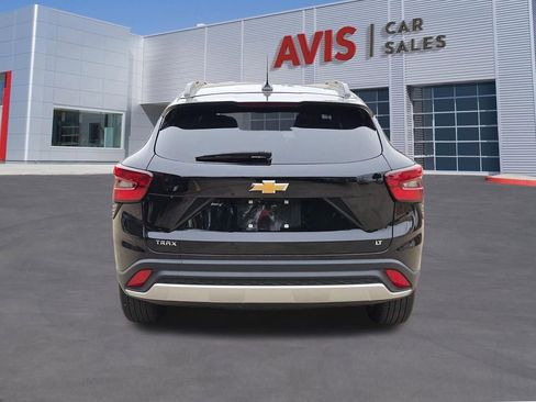 Used 2025 Chevrolet Trax LT w/ LT Convenience Package FWD image 5