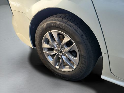 Used 2023 Toyota Sienna XLE FWD image 18