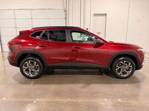 Used 2025 Chevrolet Trax LT w/ LT Convenience Package FWD image 4
