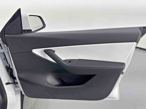 Used 2021 Tesla Model Y Long Range image 44