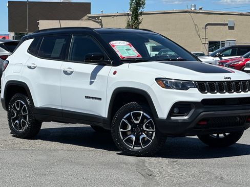 Used 2025 Jeep Compass Trailhawk AWD/4WD image 2