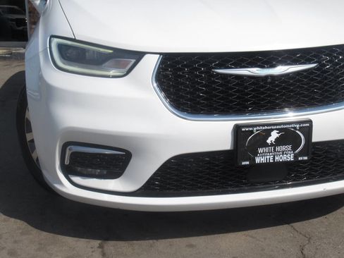 Used 2021 Chrysler Pacifica Touring-L FWD image 3