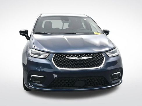 Used 2025 Chrysler Pacifica Select image 2