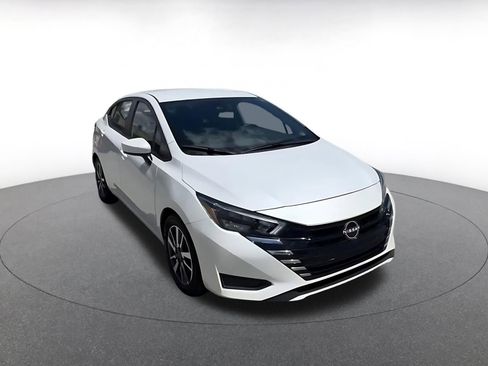 Used 2025 Nissan Versa SV image 3