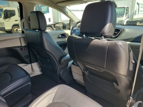 Used 2024 Chrysler Pacifica Limited FWD image 8