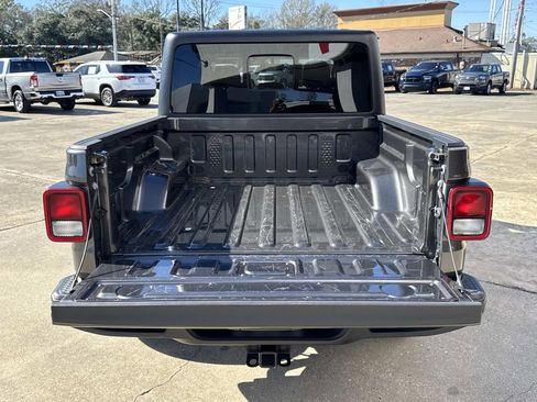 Used 2023 Jeep Gladiator Sport image 11