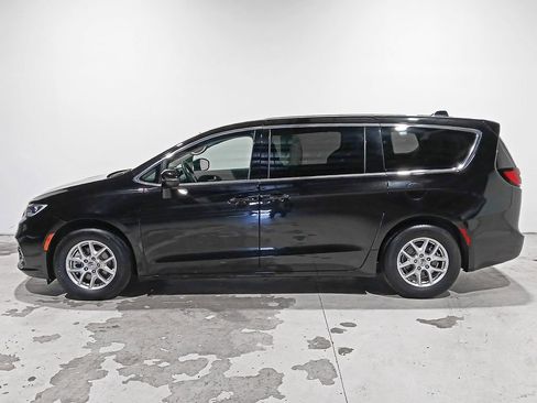 Used 2024 Chrysler Pacifica Touring-L FWD image 4