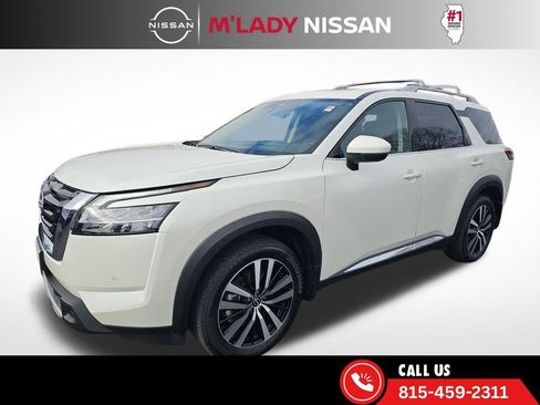 Used 2024 Nissan Pathfinder Platinum w/ Cargo Package image 3