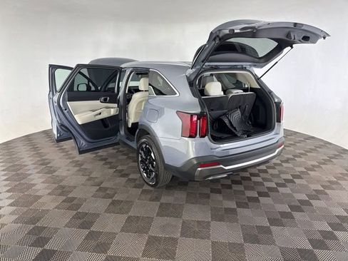 Certified 2025 Kia Sorento S AWD/4WD image 18