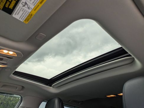 Used 2024 Toyota Highlander XLE FWD image 18