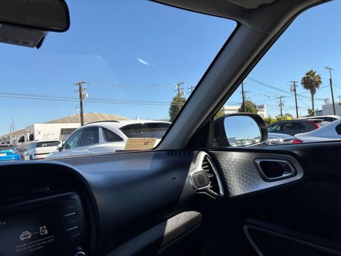 Used 2025 Kia Soul LX w/ LX Technology Package FWD image 64