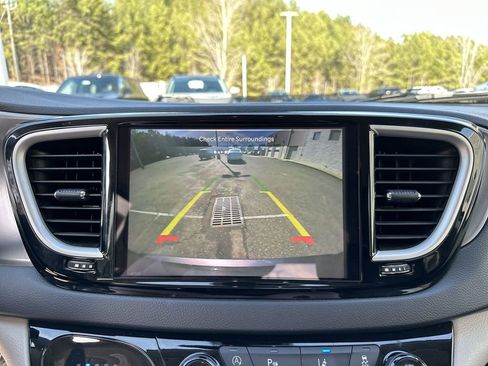 Used 2023 Chrysler Pacifica Touring-L image 12