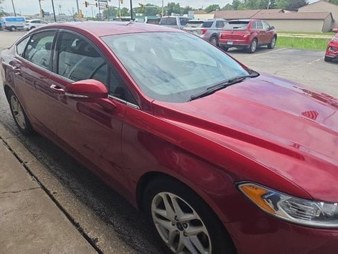 Used 2016 Ford Fusion SE FWD image 3