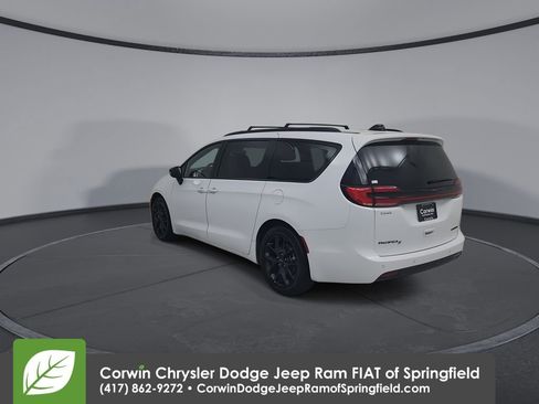 Used 2025 Chrysler Pacifica Limited FWD image 11