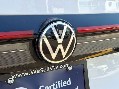 Certified 2025 Volkswagen Taos SE w/ Panoramic Sunroof Package FWD image 28