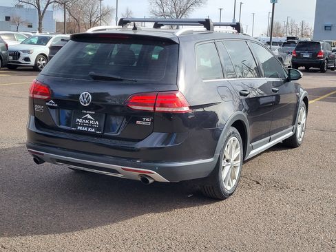 Used 2018 Volkswagen Golf Alltrack S image 3