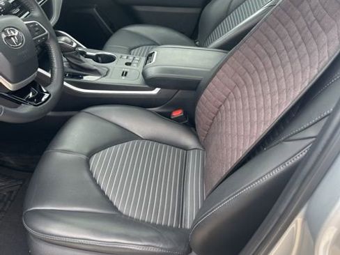 Used 2023 Toyota Highlander XSE image 12